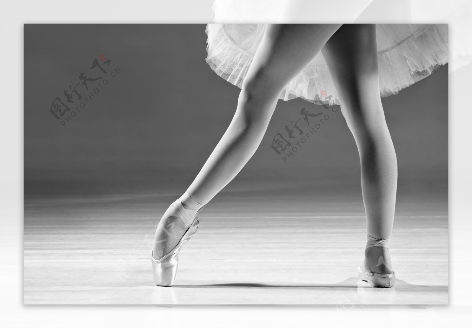 表演芭蕾舞的女孩脚部特写图片