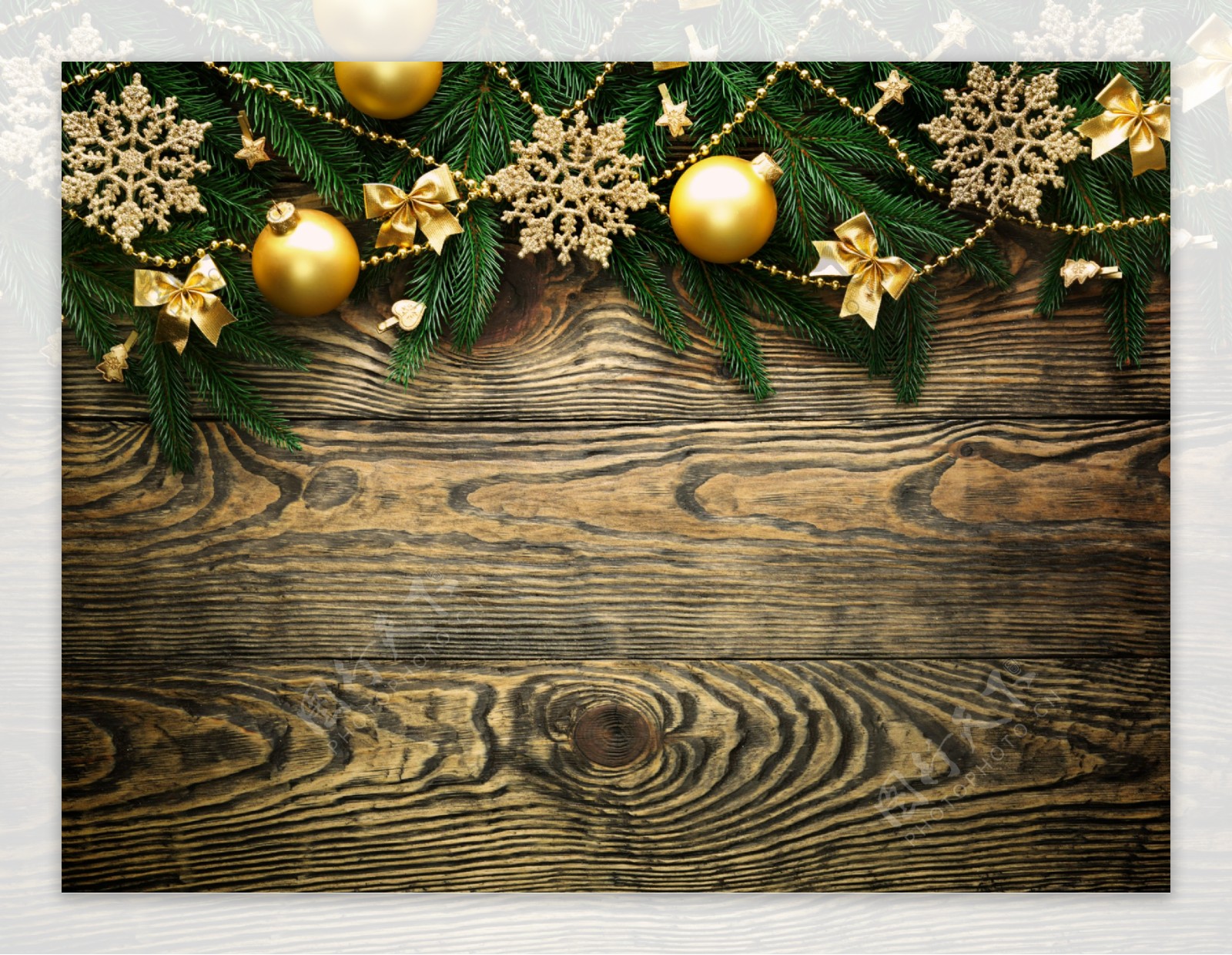 木板上的松枝与铃铛图片