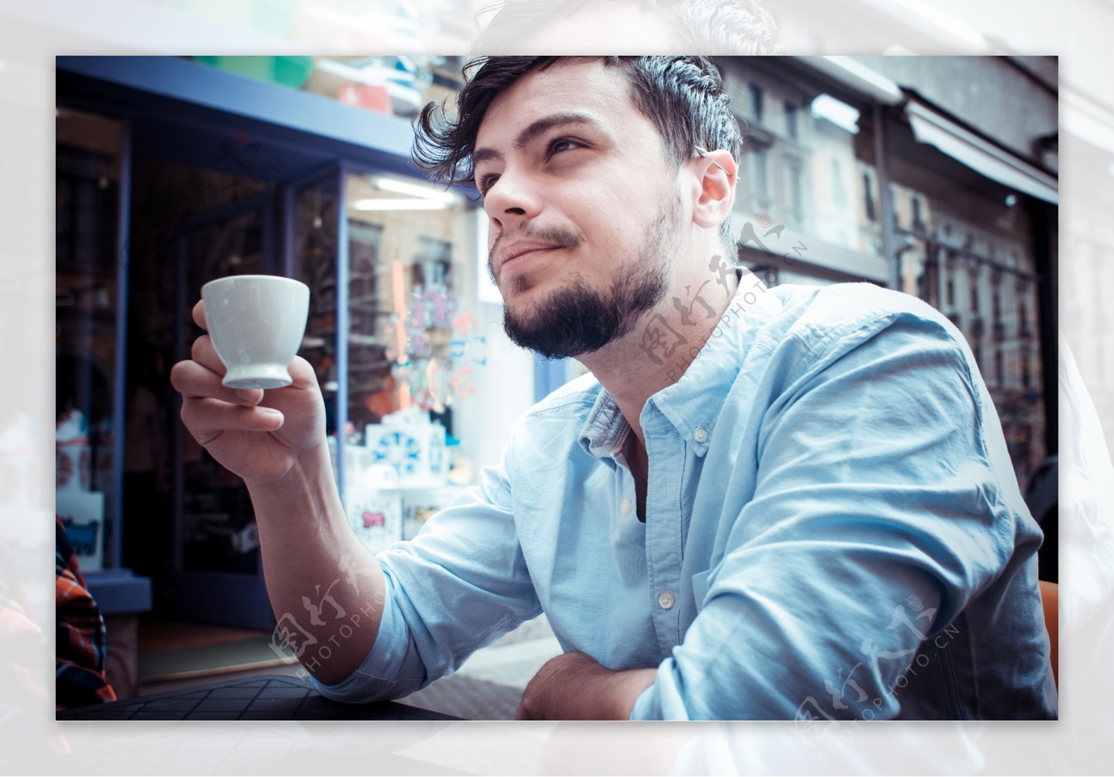 街边喝咖啡的男人图片