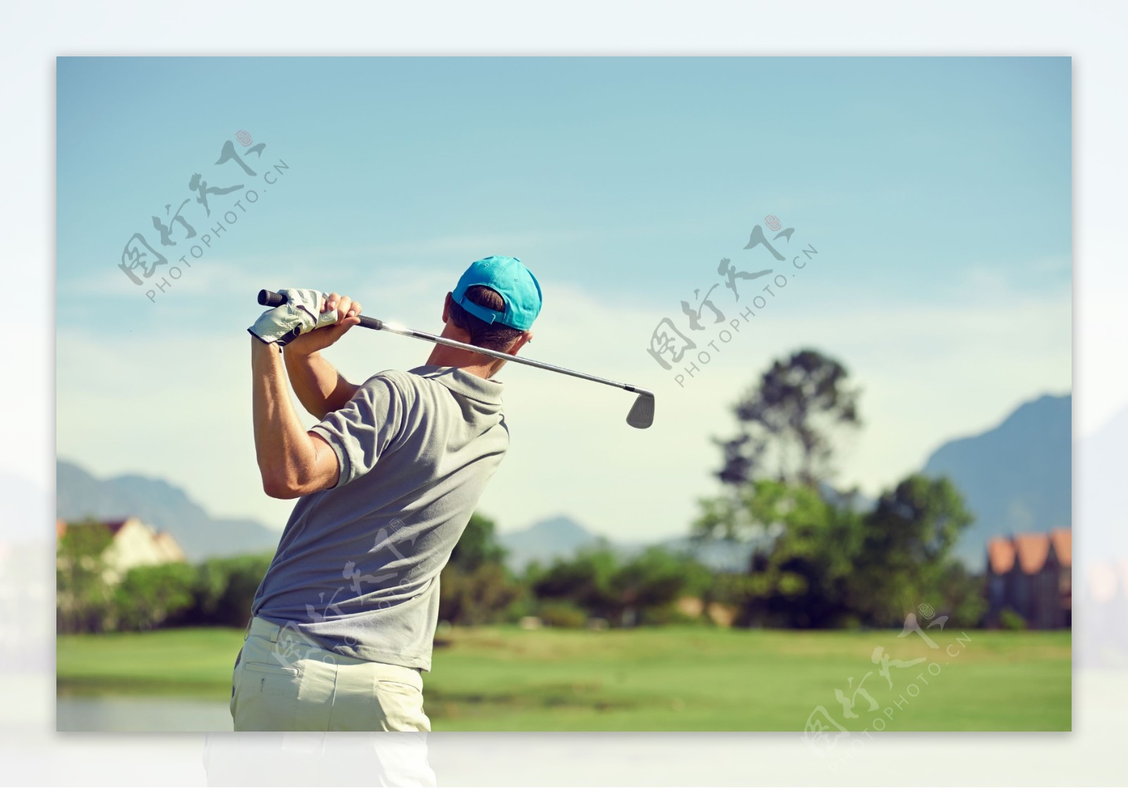 挥杆打高尔夫的男性图片