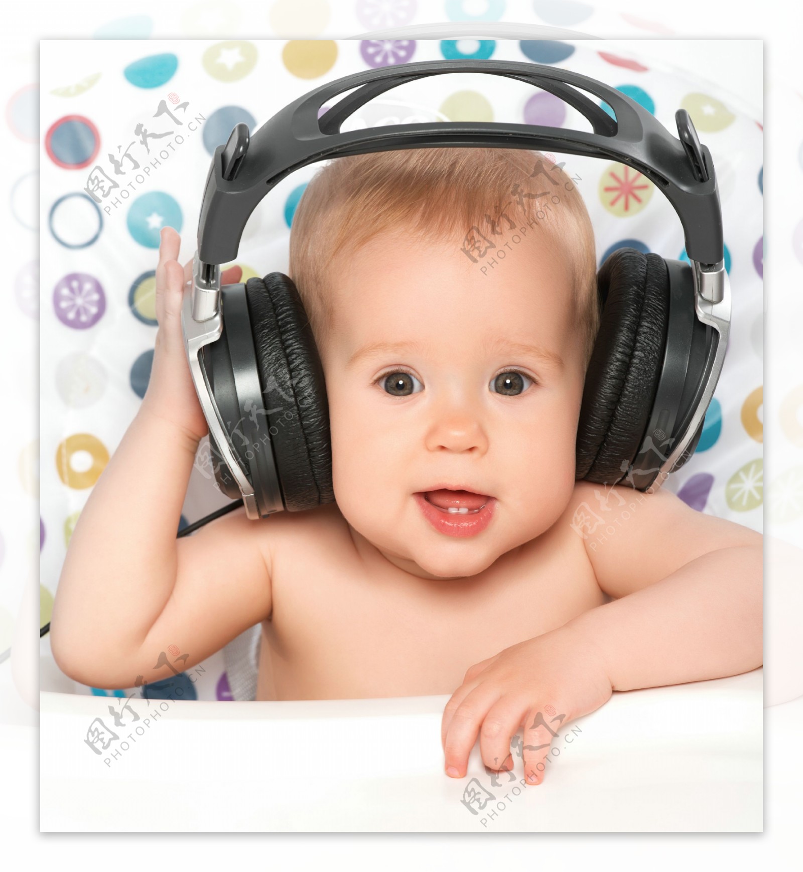 戴耳机的宝宝图片