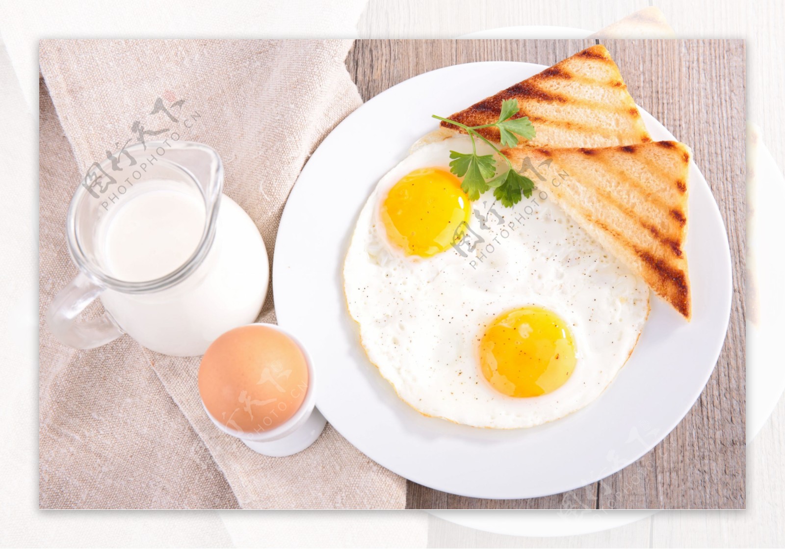 蛋白组合早餐肉蛋奶虾餐桌吃早餐摄影图配图高清摄影大图-千库网