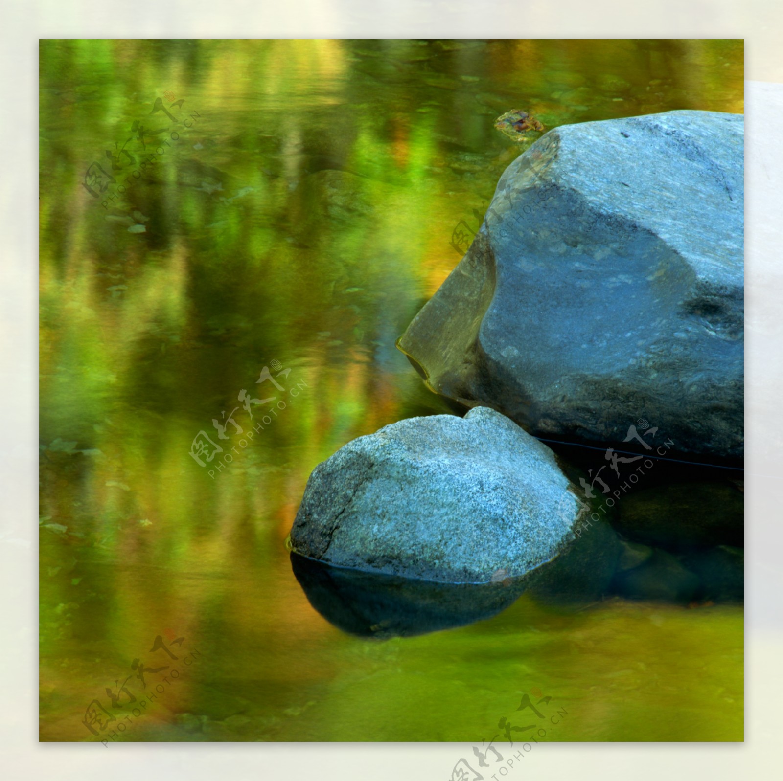 平静水中的岩石图片