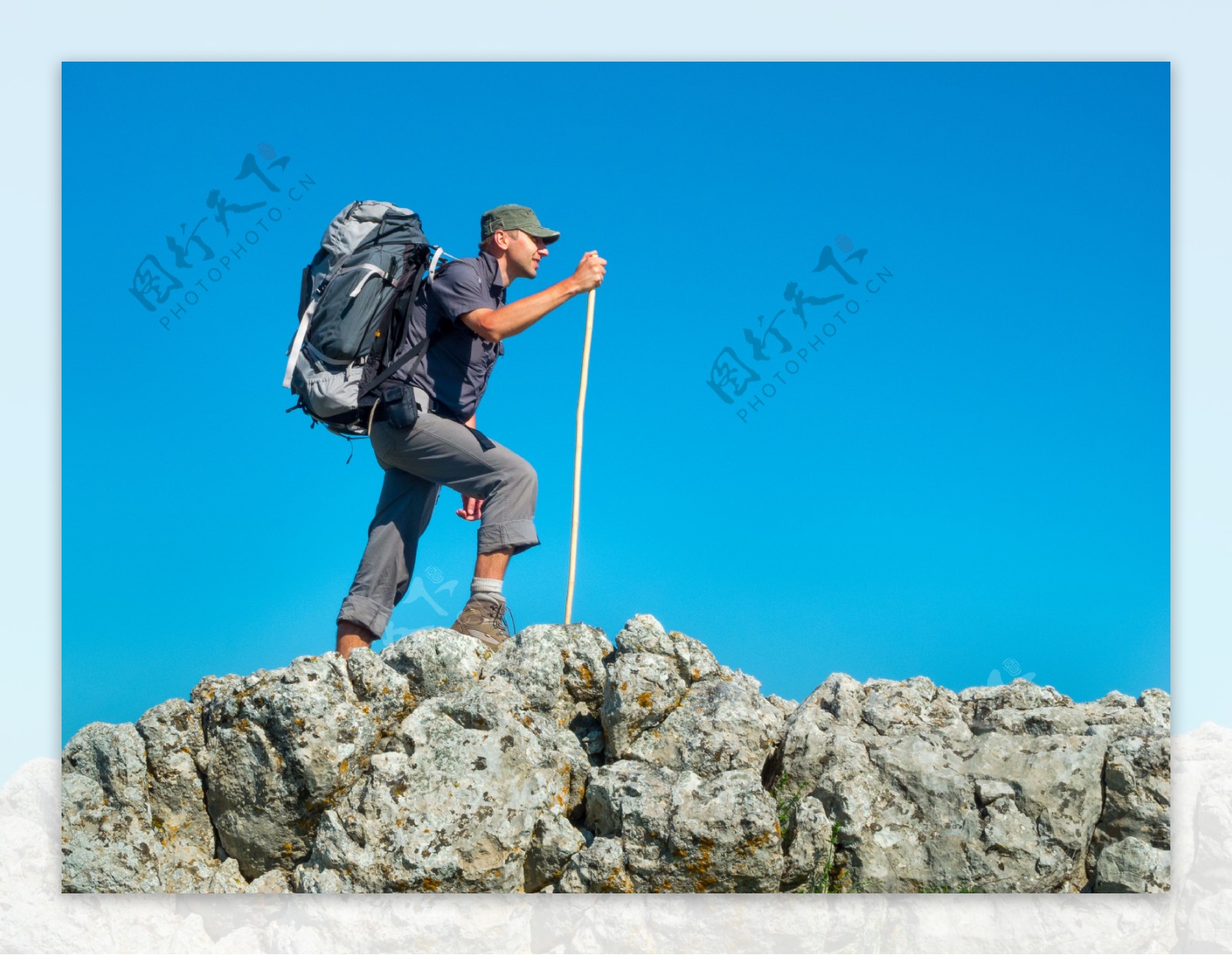背包登山的外国男人图片