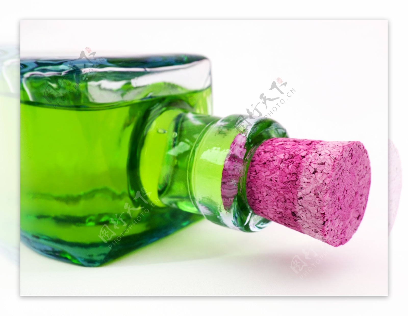 绿色液体的木塞瓶图片