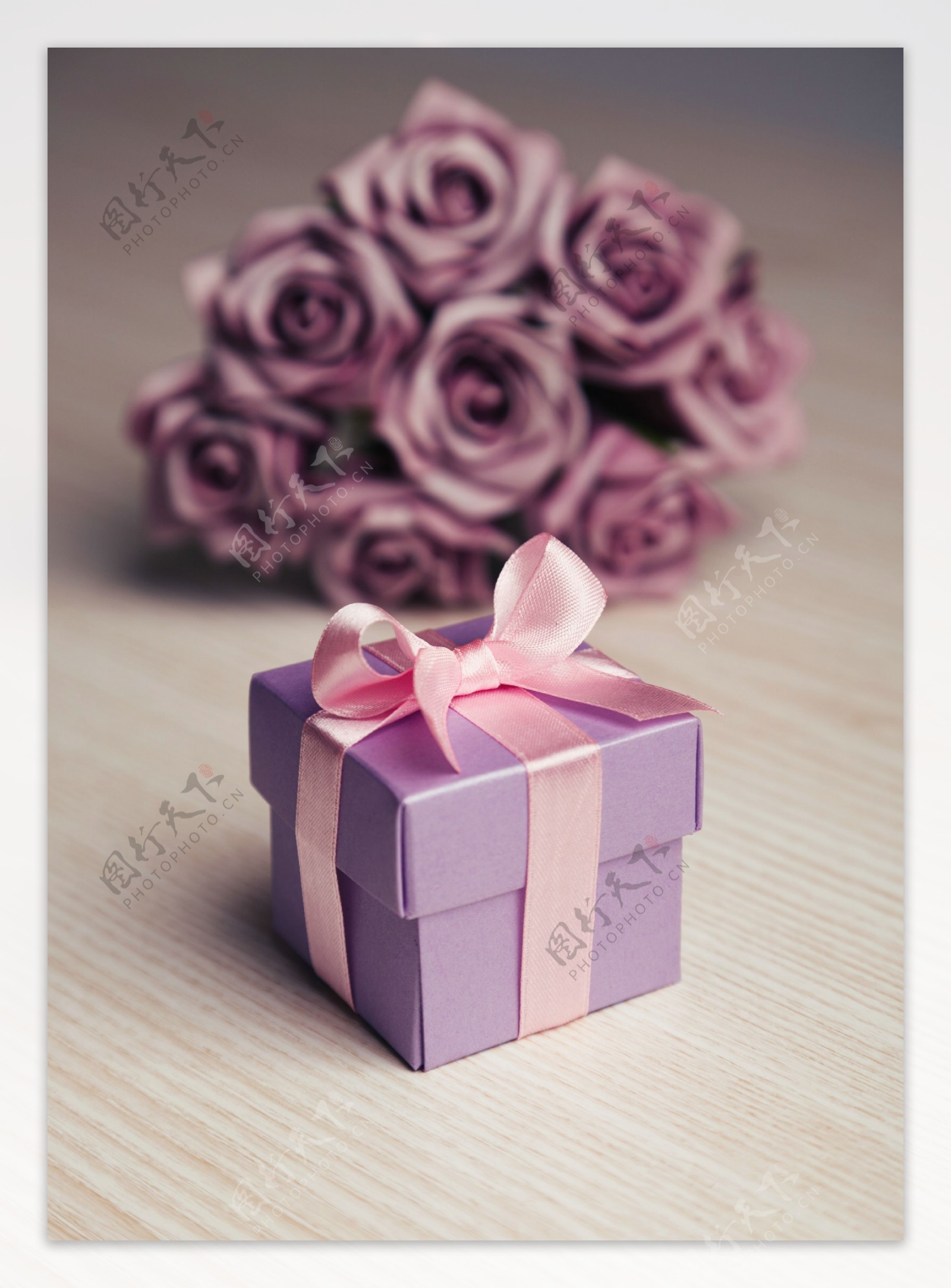 紫色礼盒与花朵图片