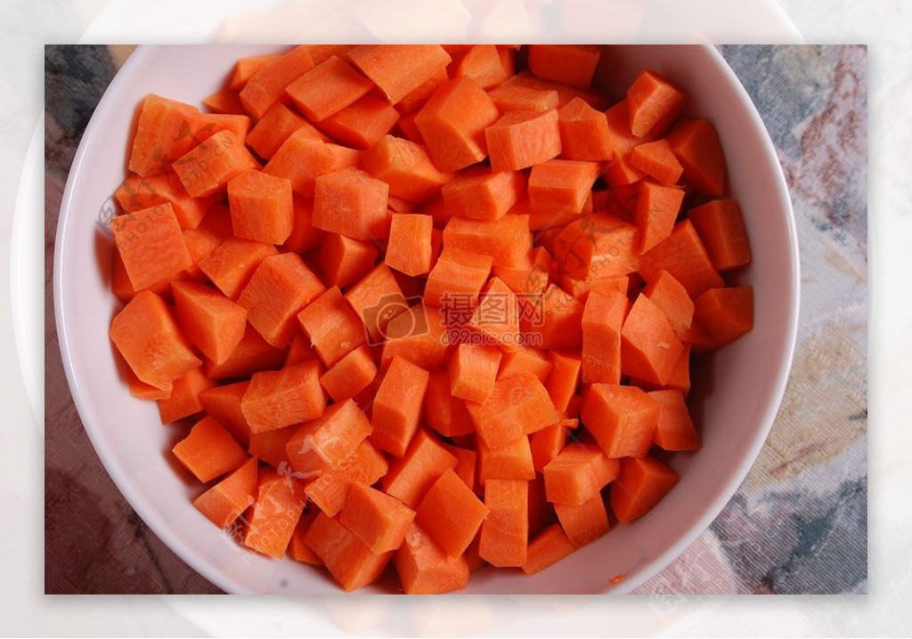 切成丁的胡萝卜