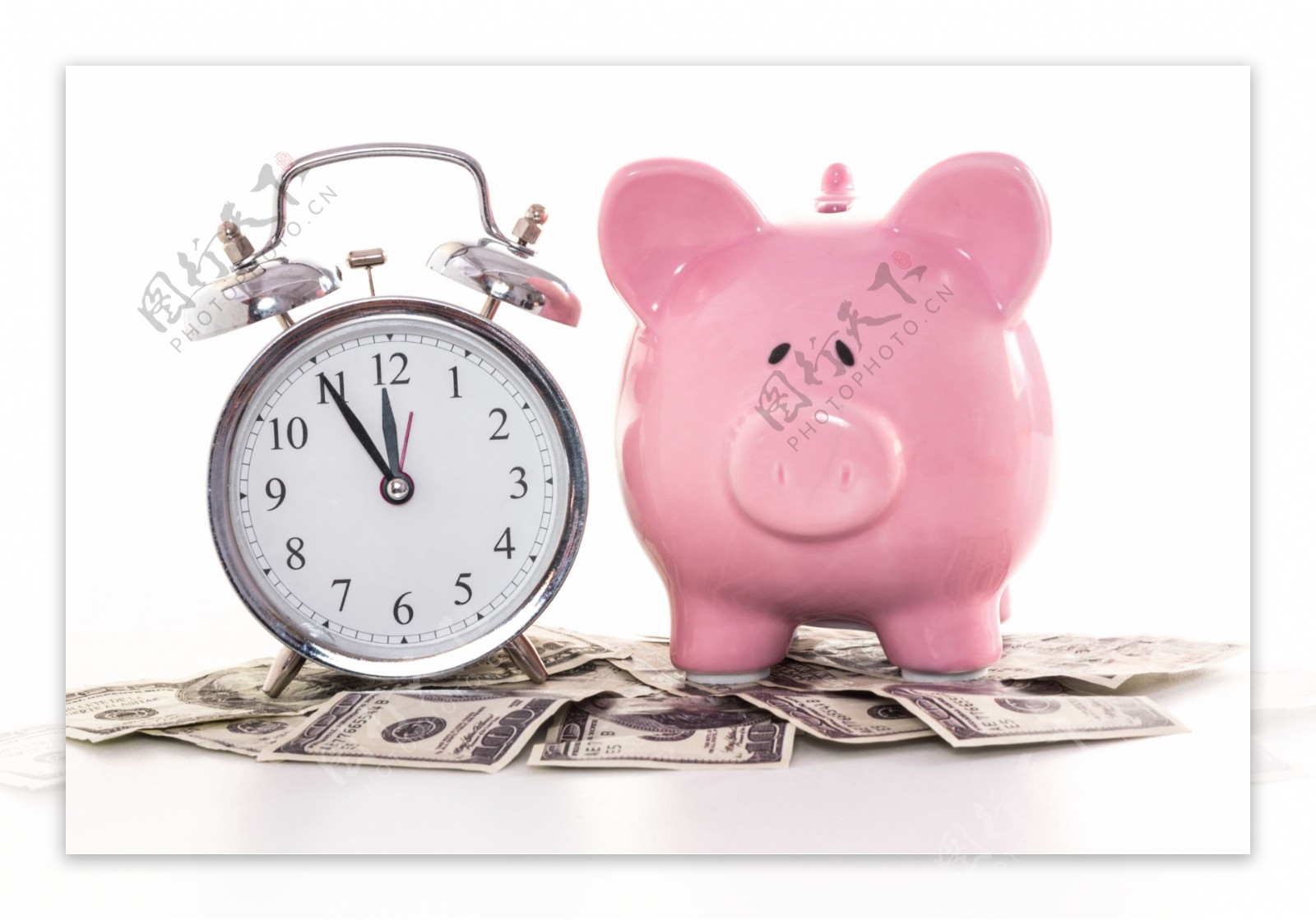 钟表与小猪储钱罐图片