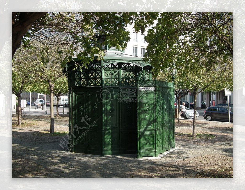 公园里绿色的厕所