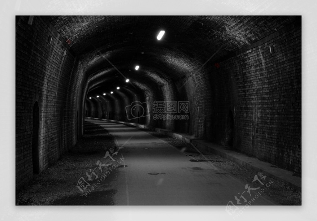 一条昏暗的隧道