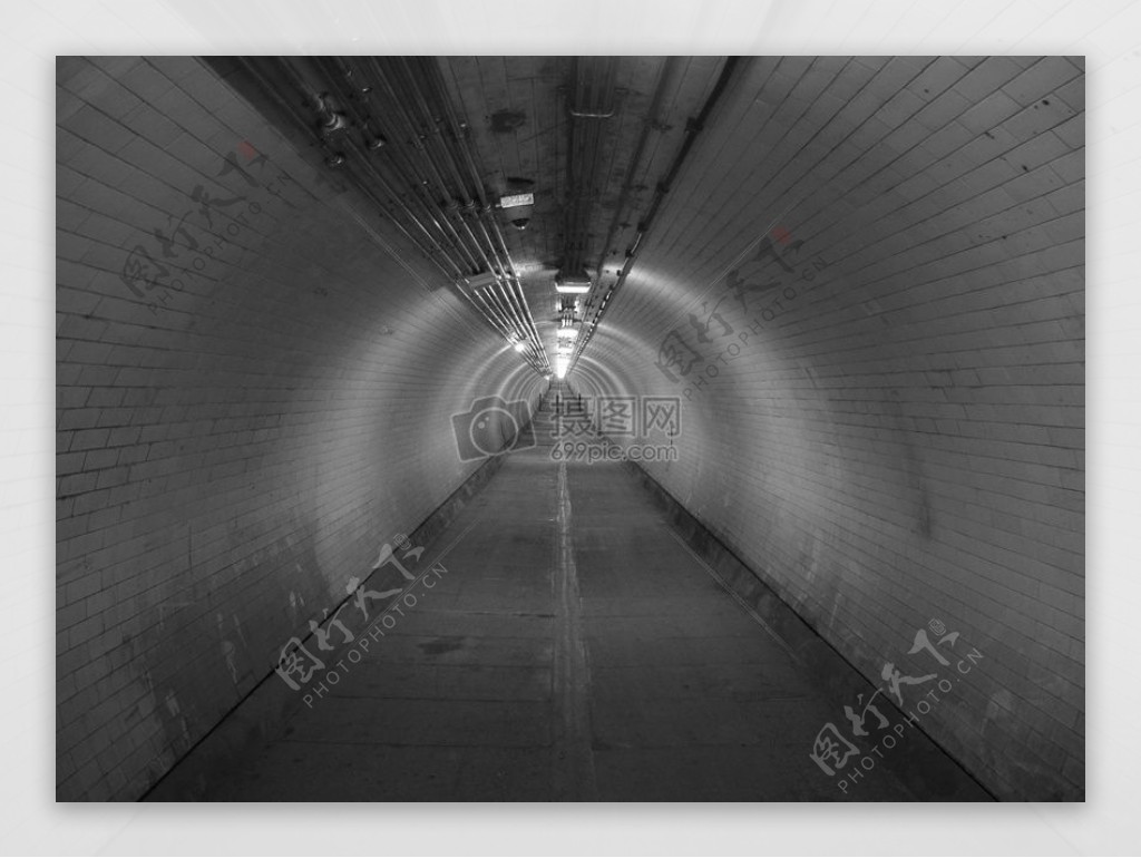 幽深的地铁隧道