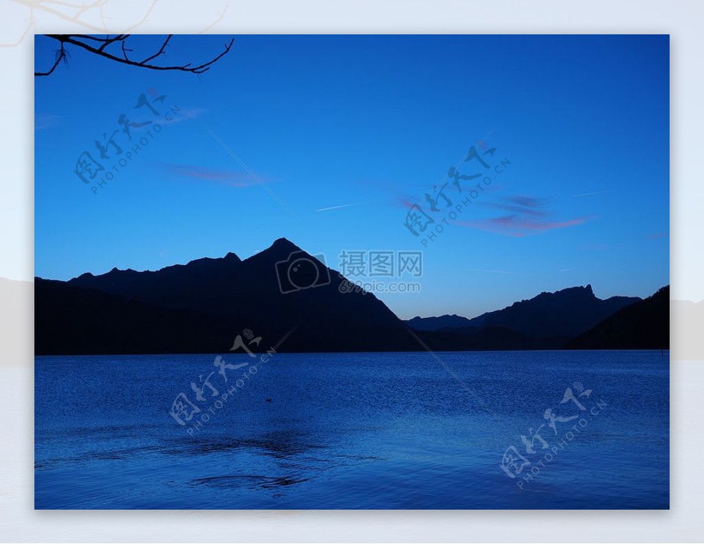 蓝天下的图恩湖