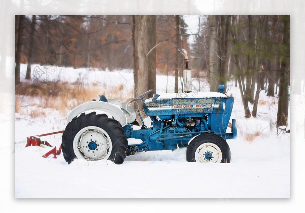 雪地里的拖拉机