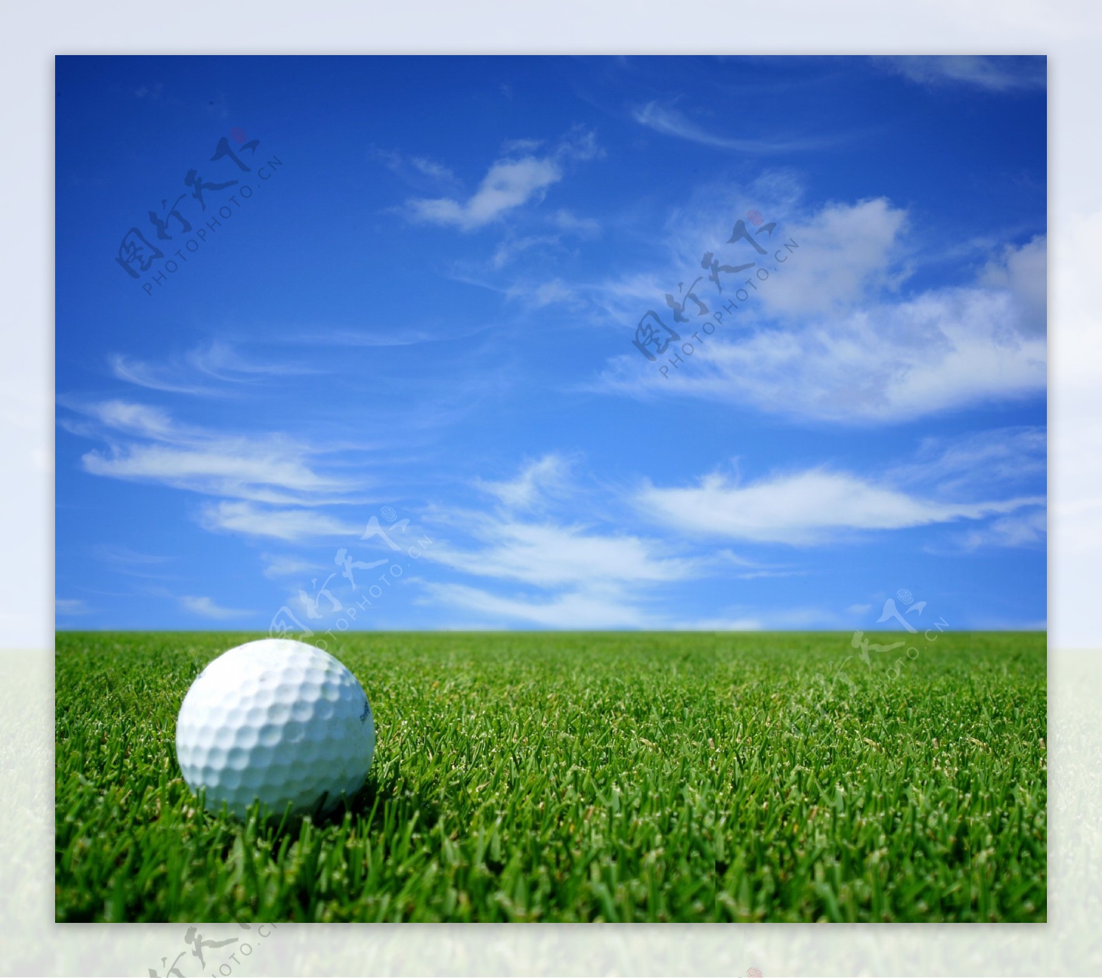 蓝天下的高尔夫球图片