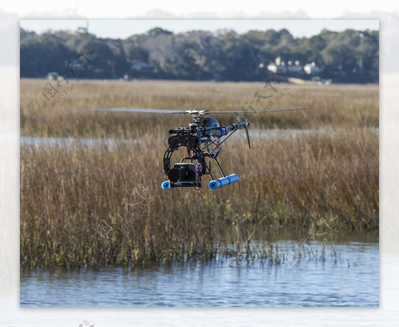湿地风景与航拍直升机图片