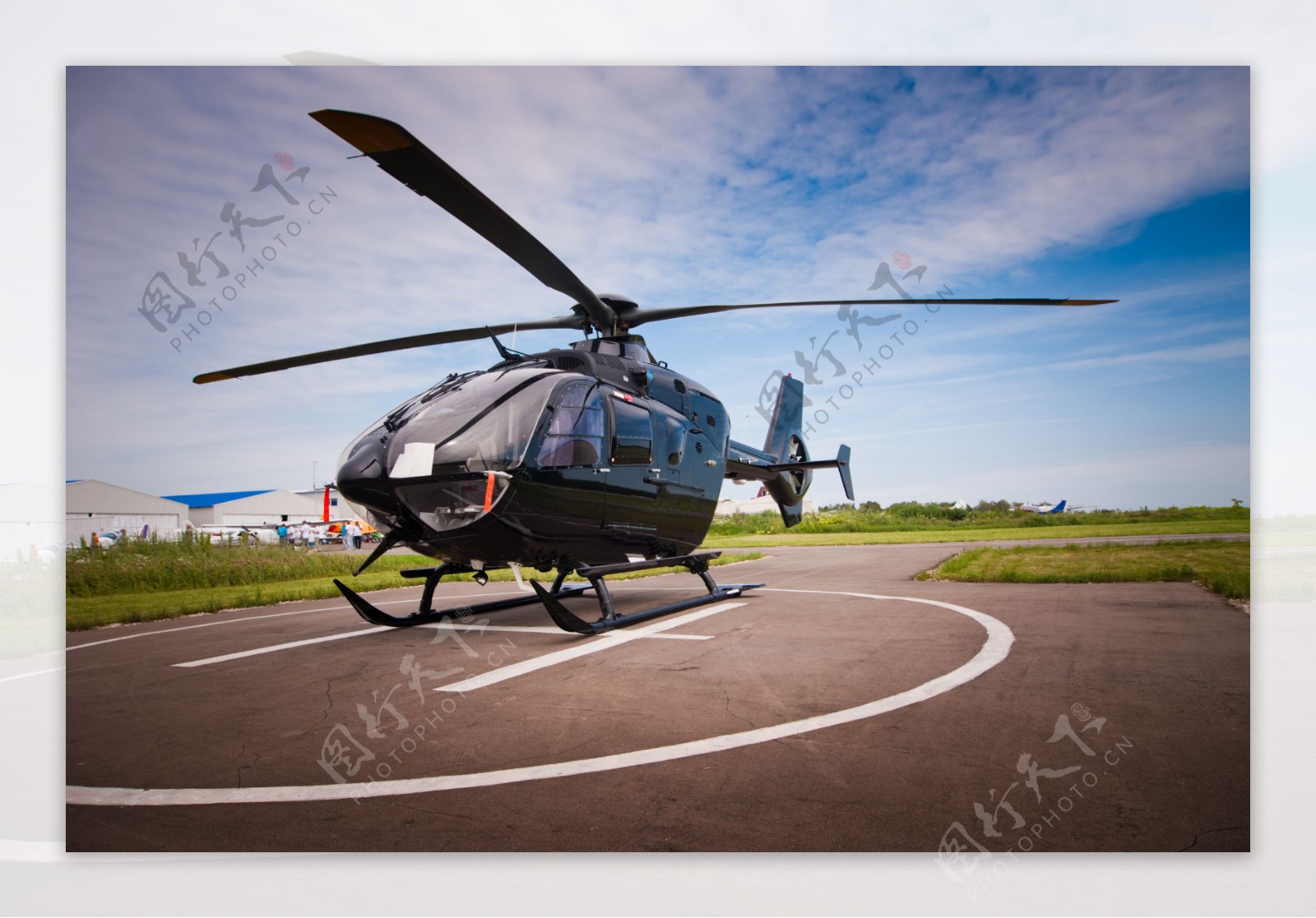 机场上的直升飞机图片