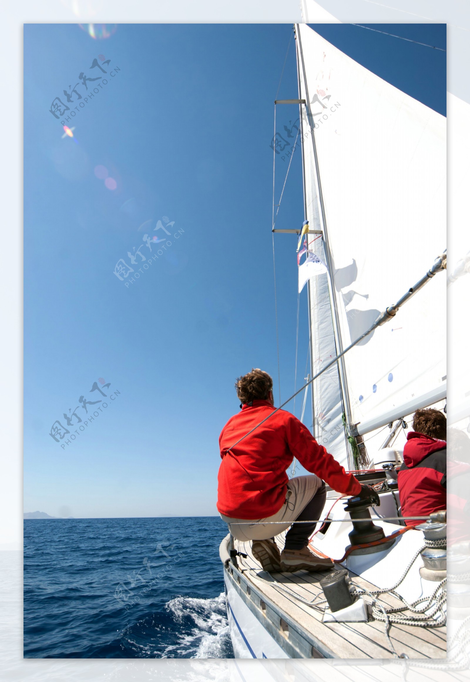 海面行驶的帆船图片