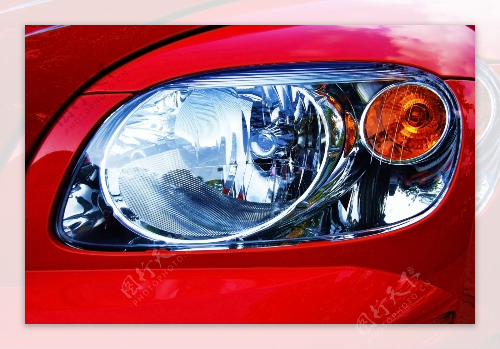 红色轿车车灯图片