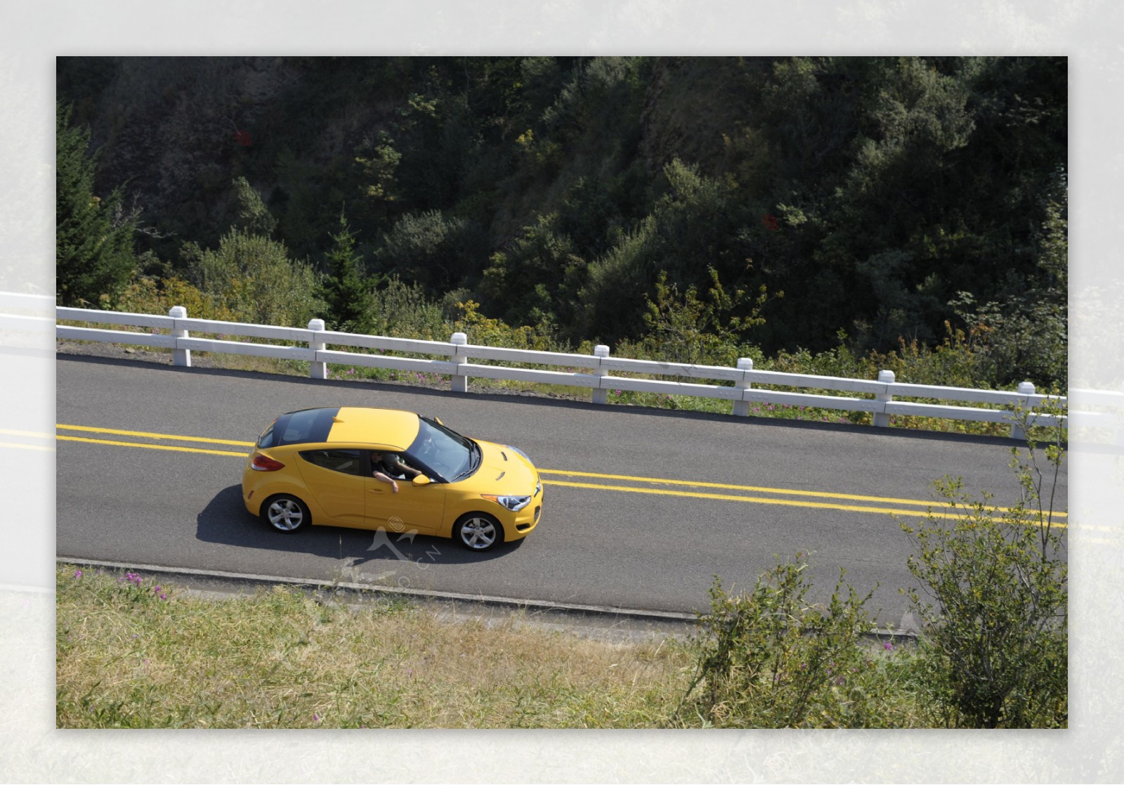 公路上的黄色轿车图片