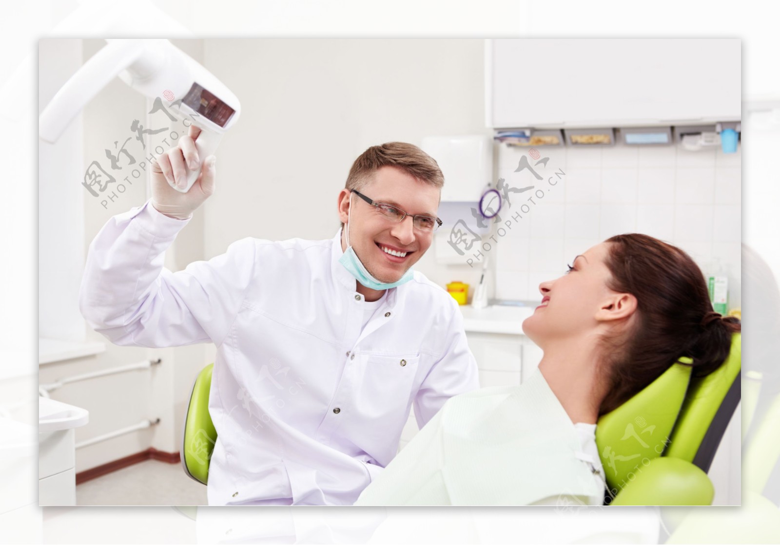 微笑的牙医与病人图片