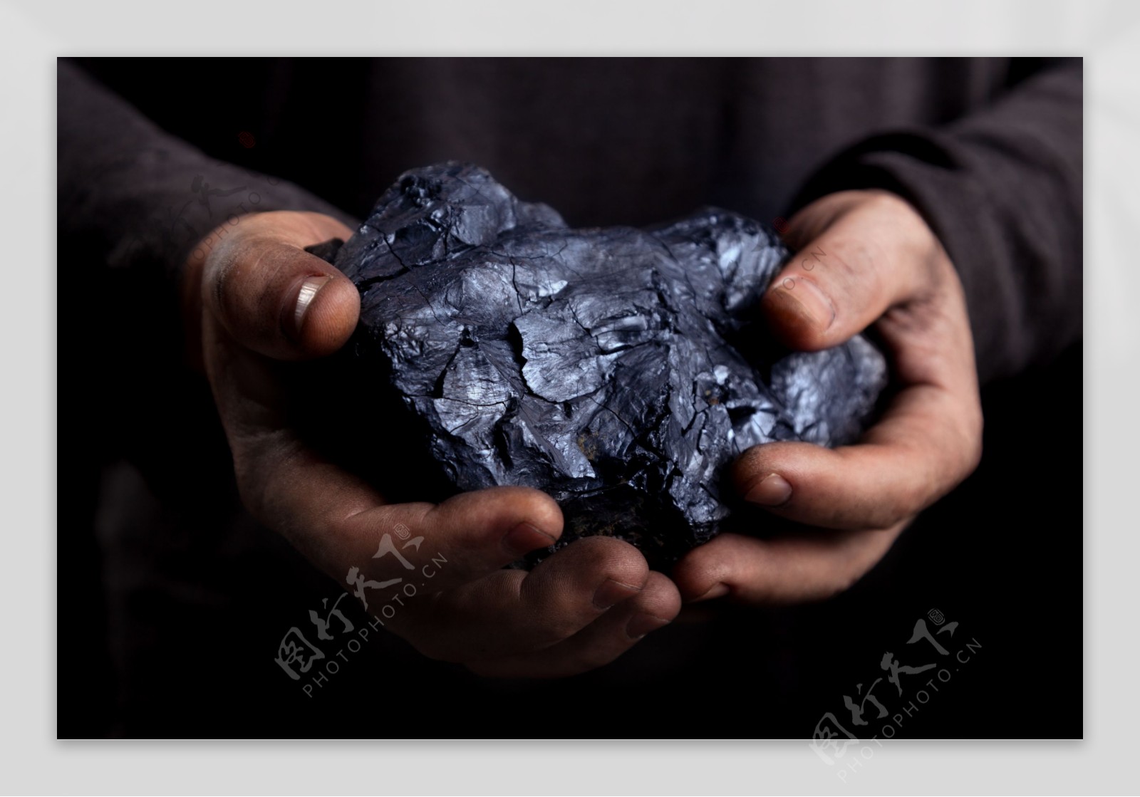 捧着煤碳的手图片