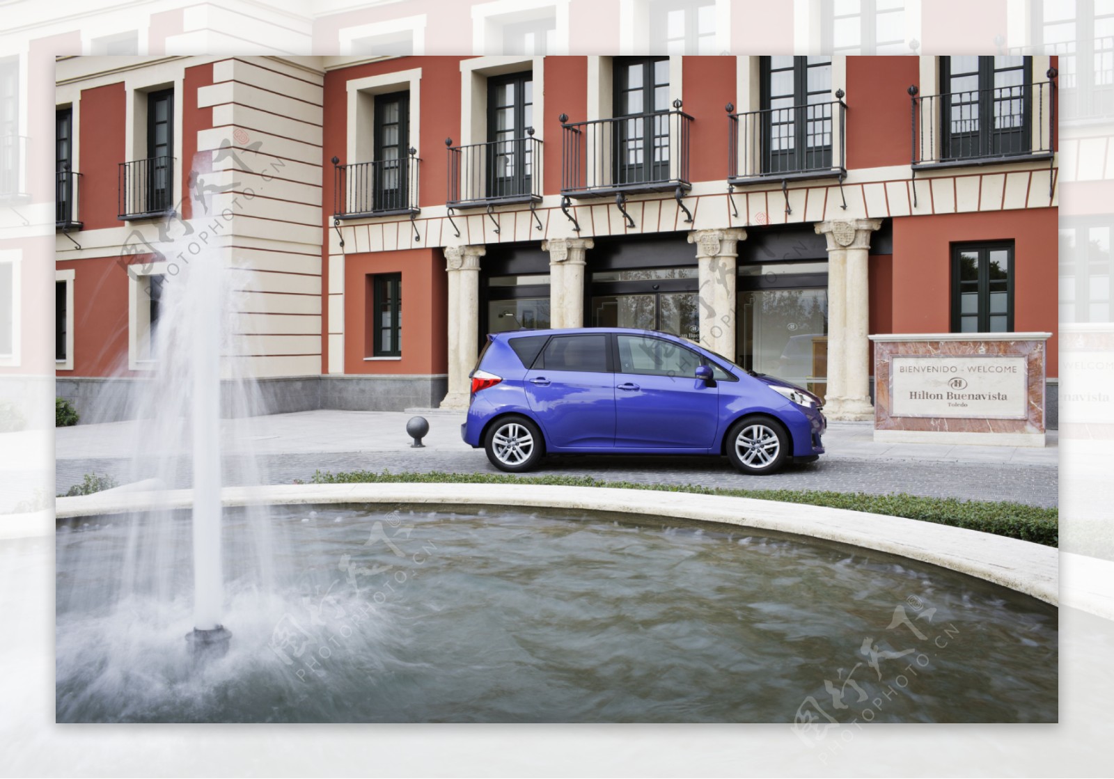 紫色轿车与喷泉图片