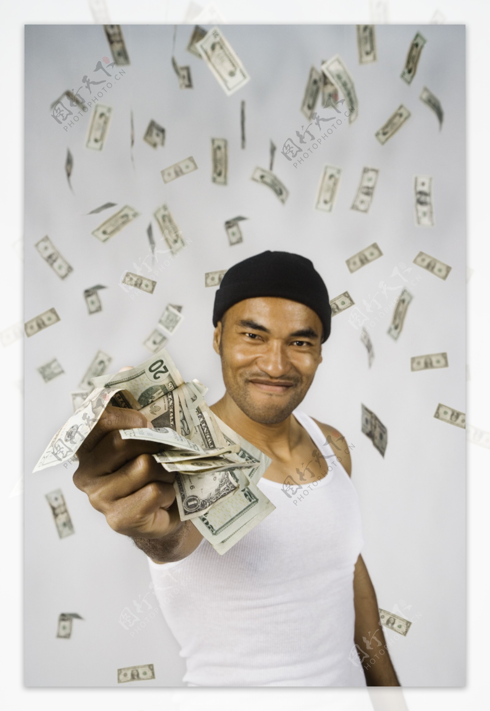 黑人男性与钞票图片