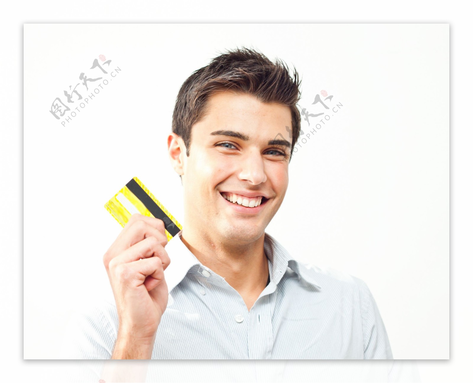 拿着信用卡的外国男人图片