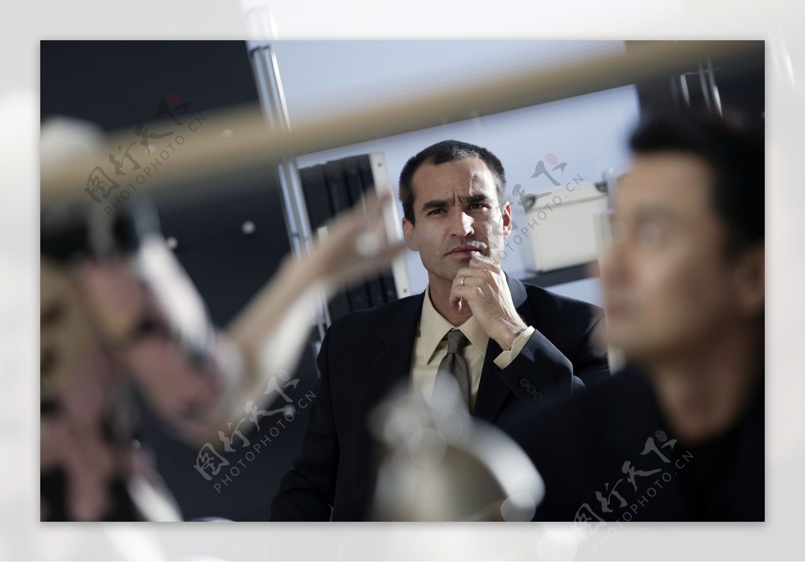 会议思考的外国商务男性图片