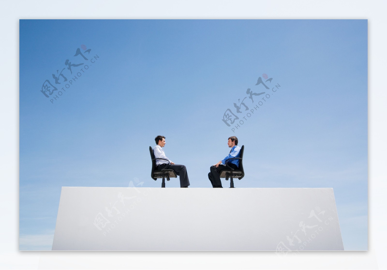 面对面坐在沙发上的两个男人图片