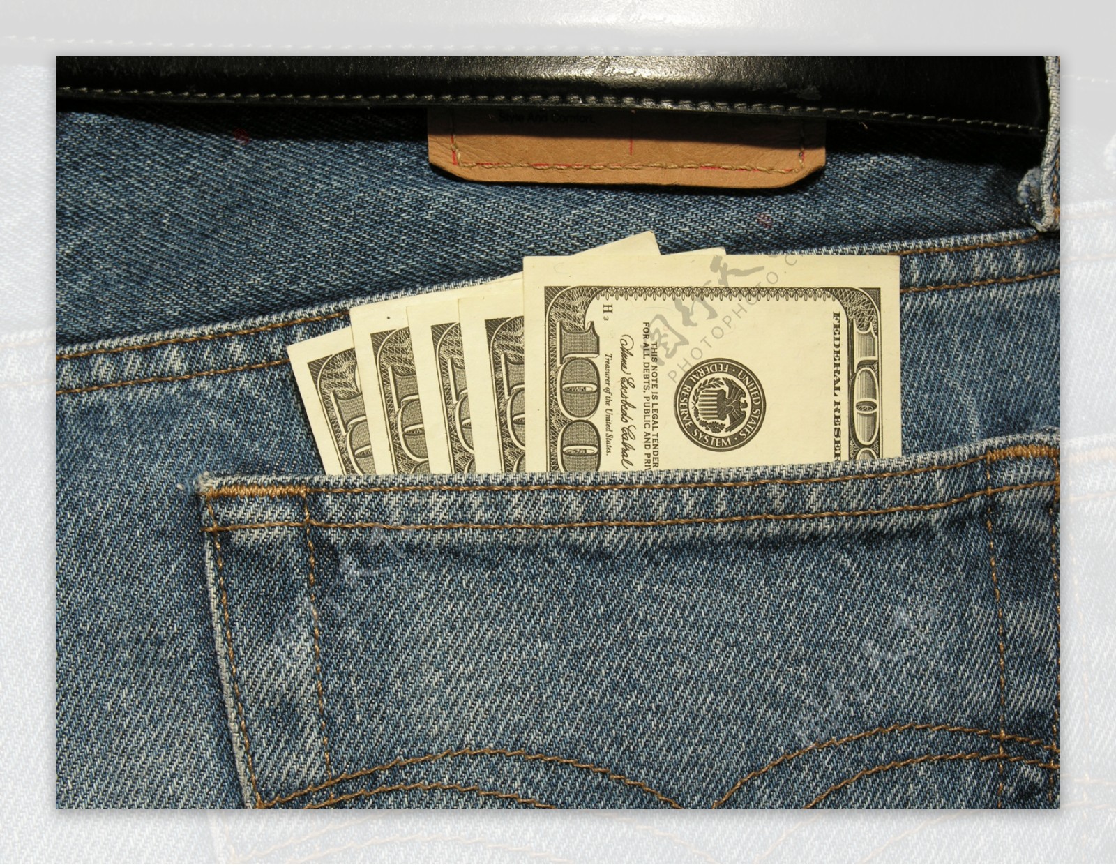 牛仔裤口袋中的钞票图片