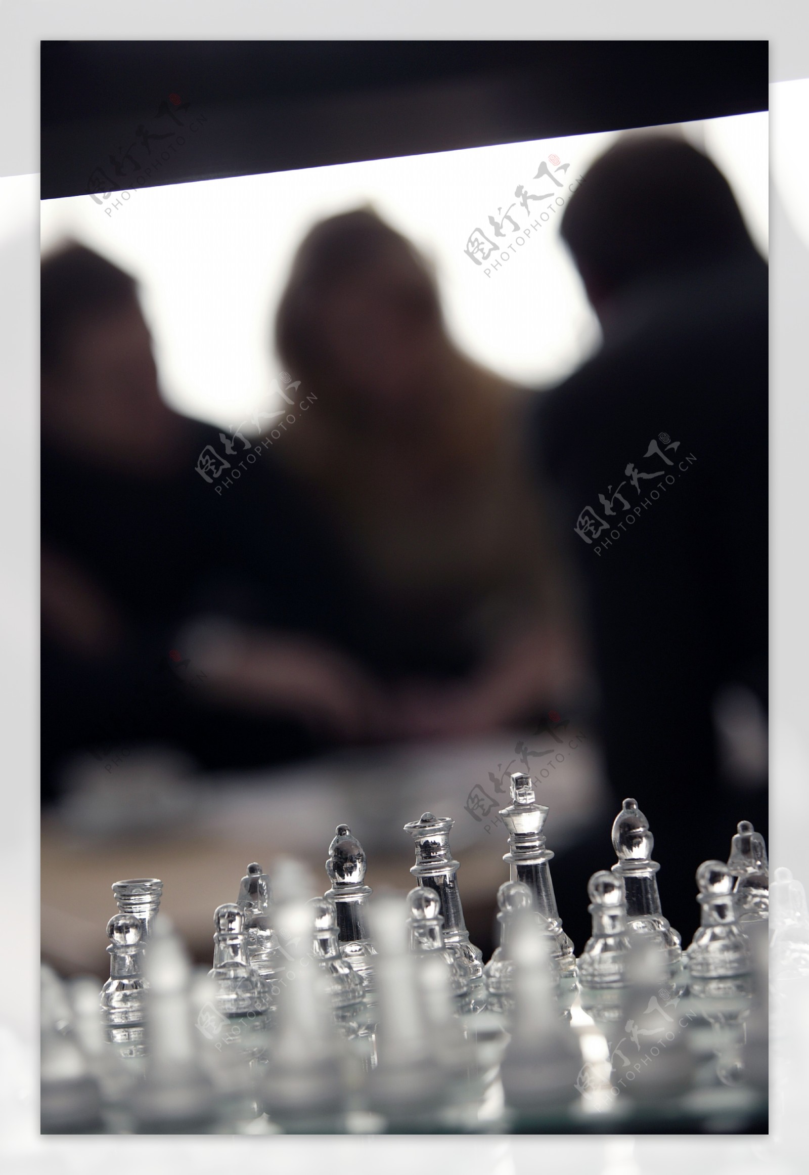 商务人士与国际象棋特写图片