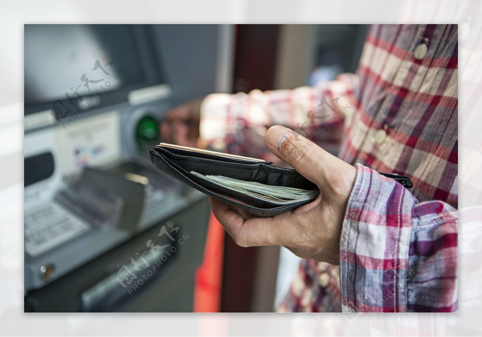 ATM机取钱的人图片