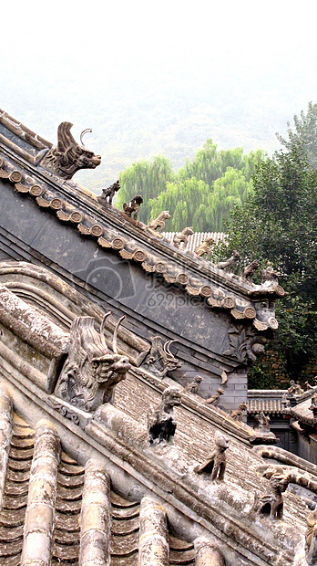 古老的屋顶在中国寺庙