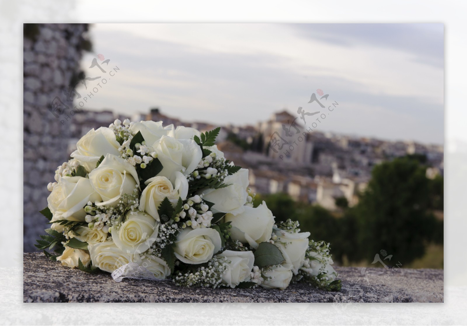 新娘白色玫瑰手捧花图片