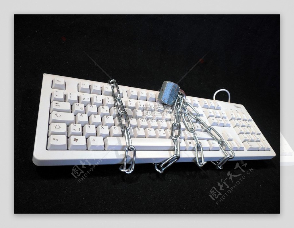 锁链下的键盘