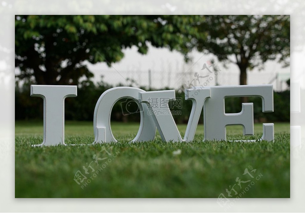 草地上的白色字母雕塑