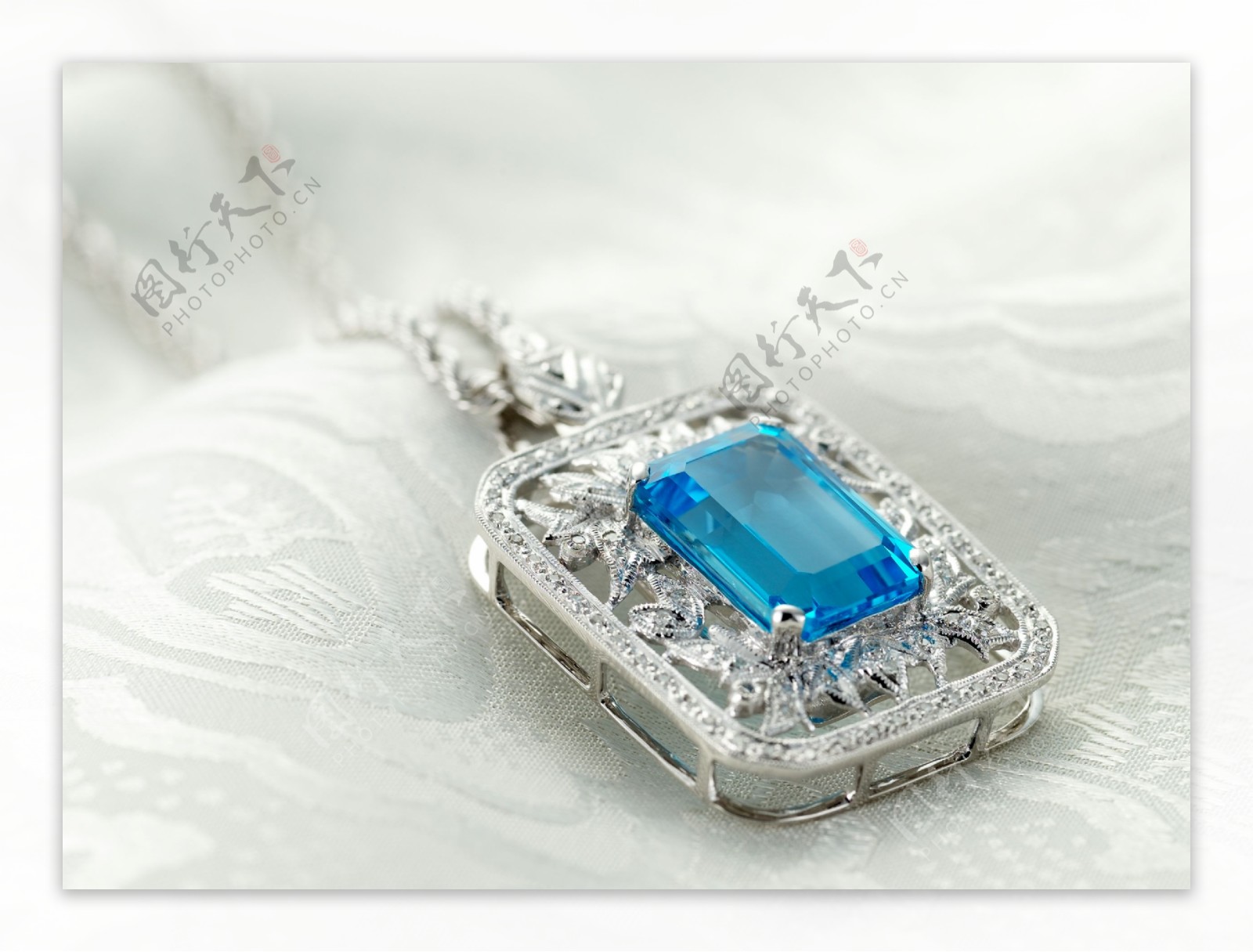 镶嵌蓝宝石的钻石项链图片
