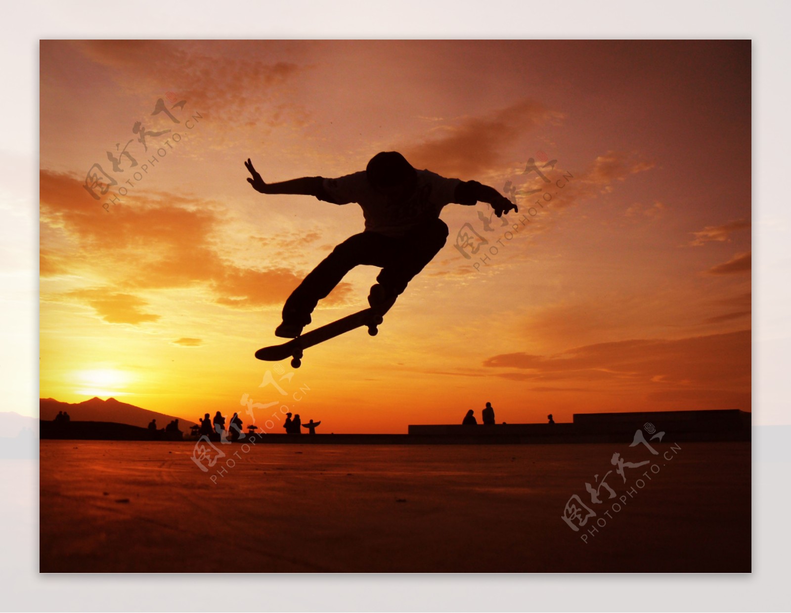 夕阳下玩滑板的帅哥图片