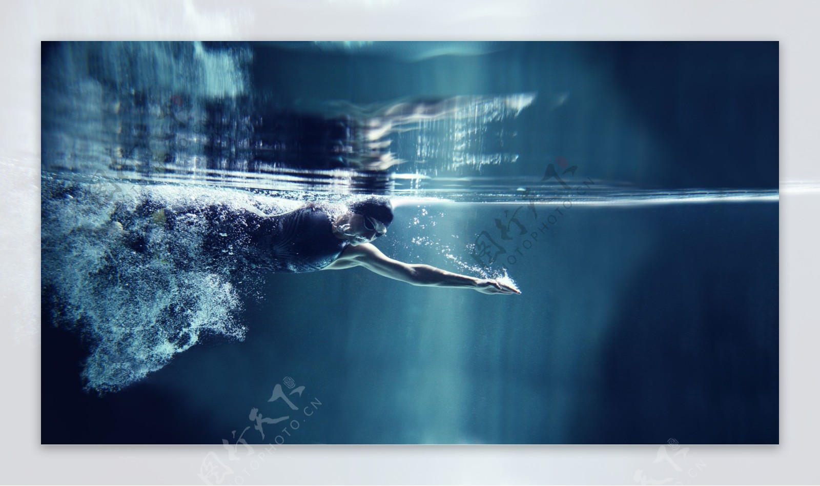 游泳潜水的运动员图片