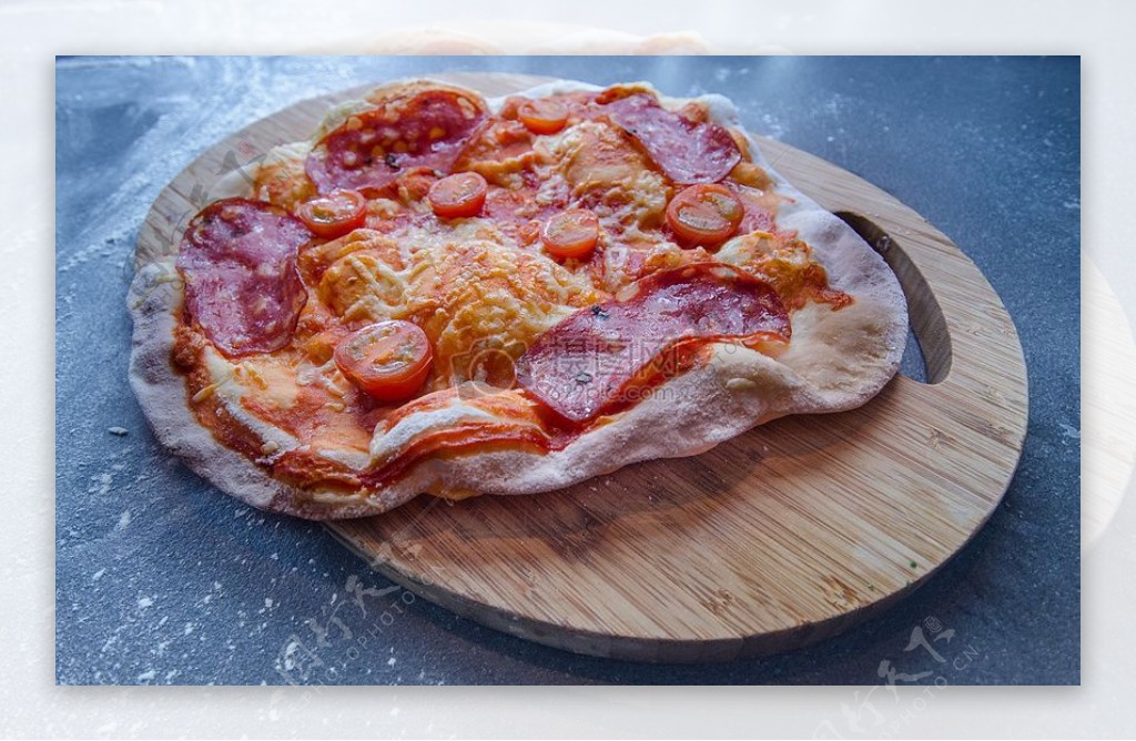 木板上的火腿比萨