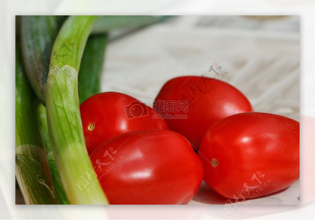 桌角一旁的葱和番茄
