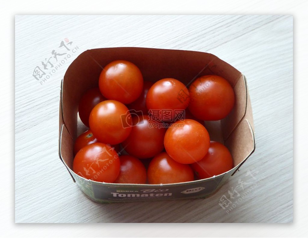 摆放在桌上的番茄