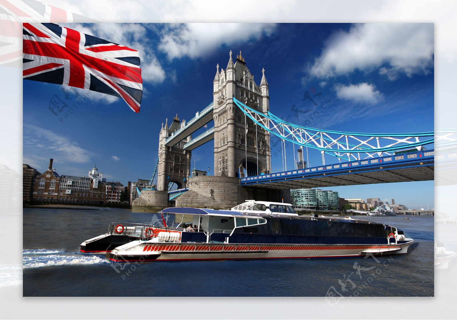 伦敦塔桥下的游艇与国旗