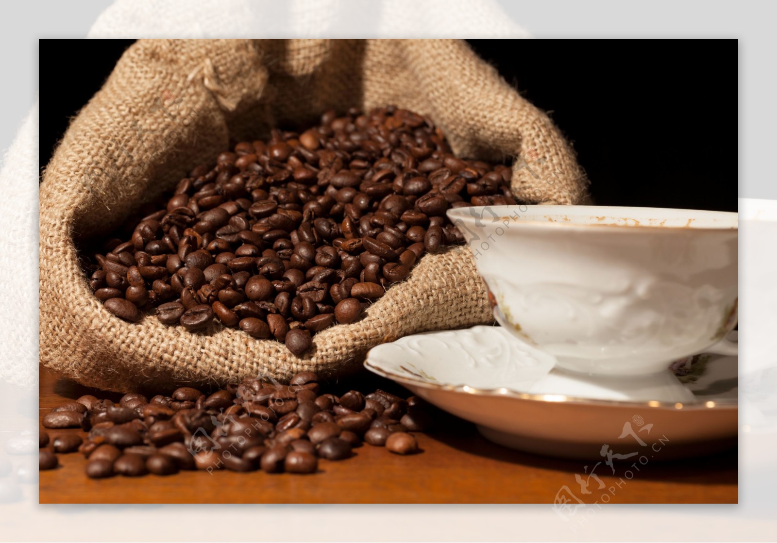 麻袋里的咖啡豆与咖啡杯子图片