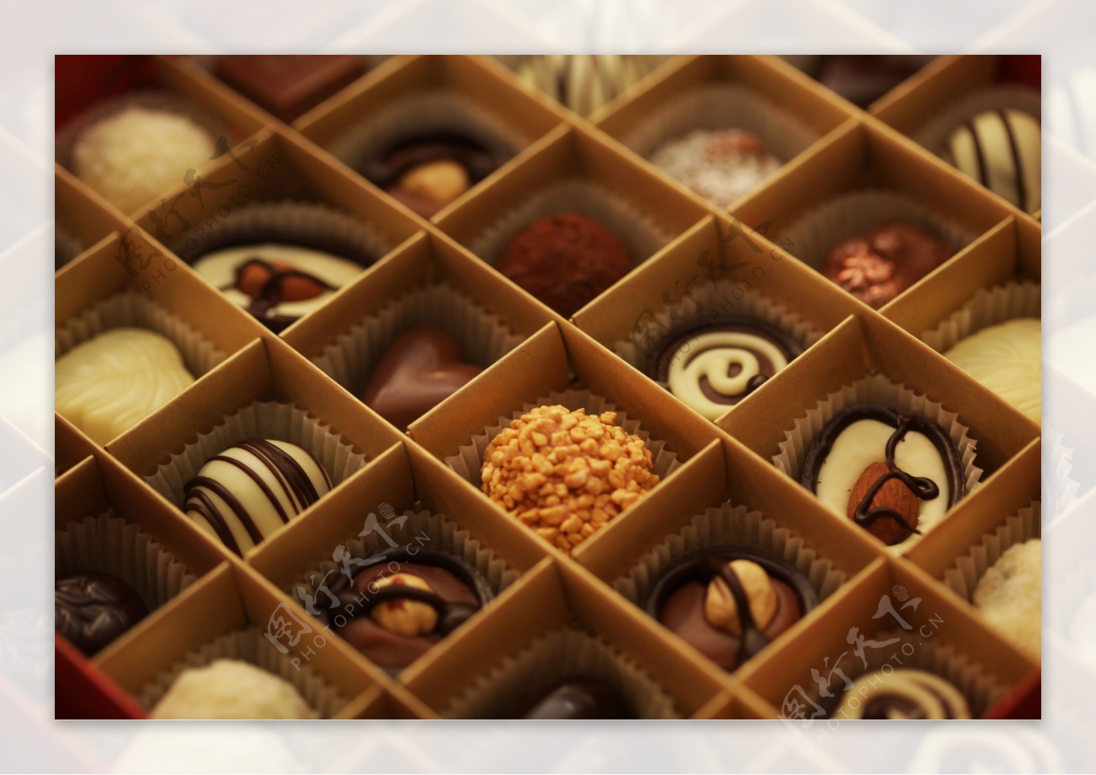 纸盒里的各种巧克力糖图片