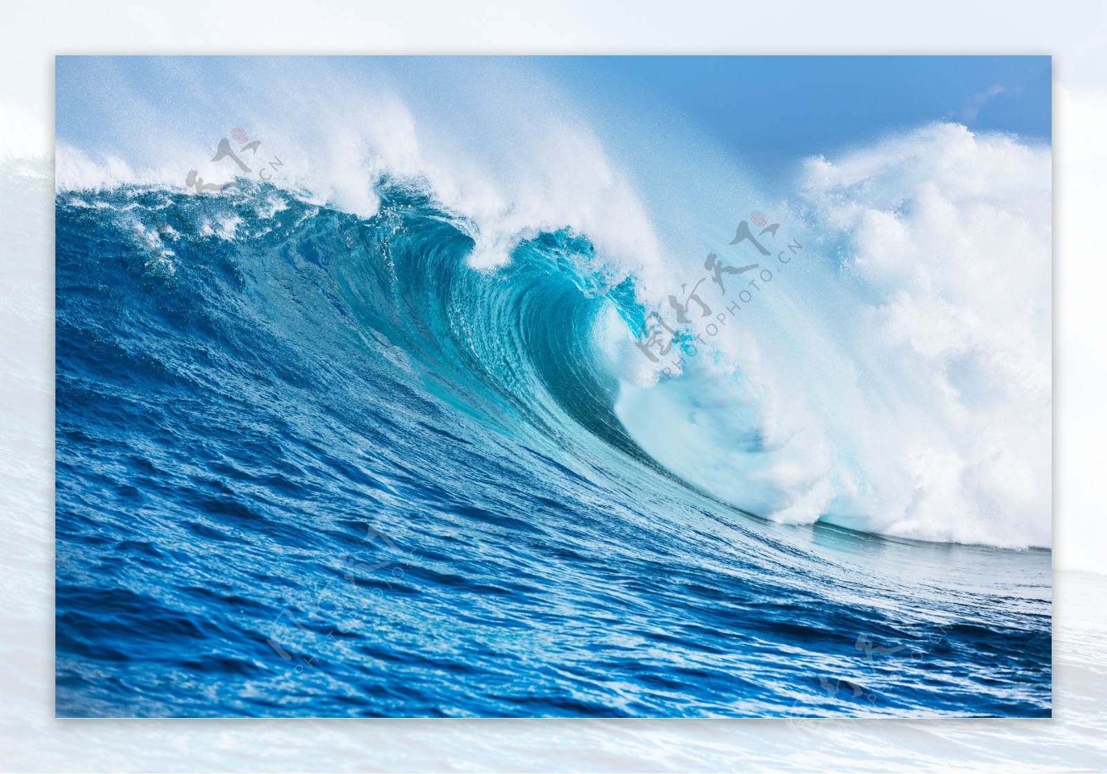 汹涌的蓝色海浪图片
