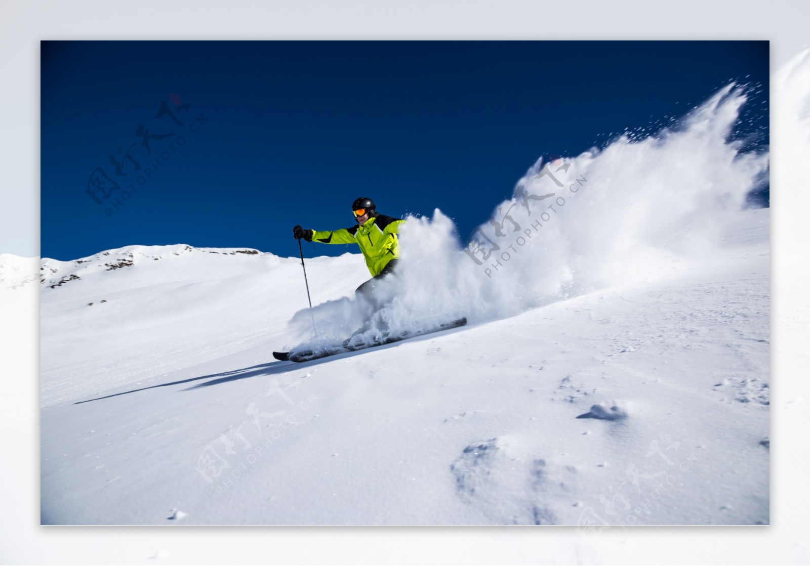 雪地滑雪的人物图片