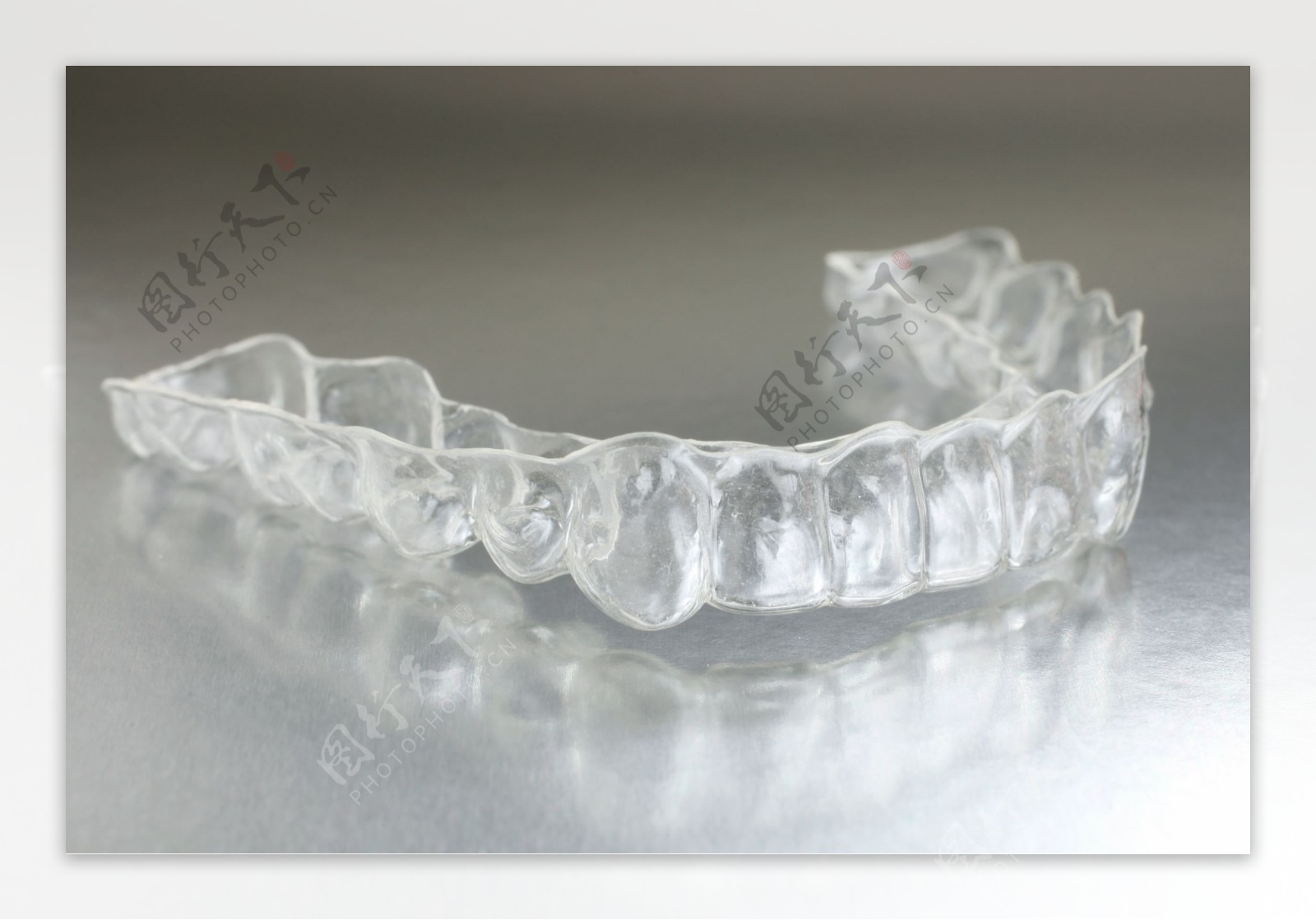 透明塑料牙套图片