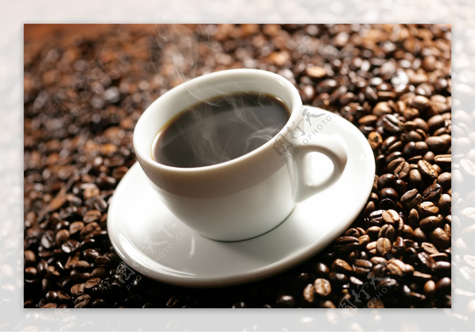 咖啡豆上冒热气咖啡图片